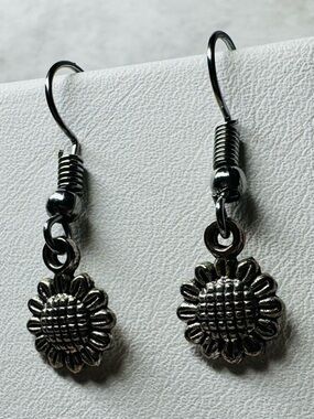 Sunflower Dangle Earrings Silver Tone Floral Cottagecore